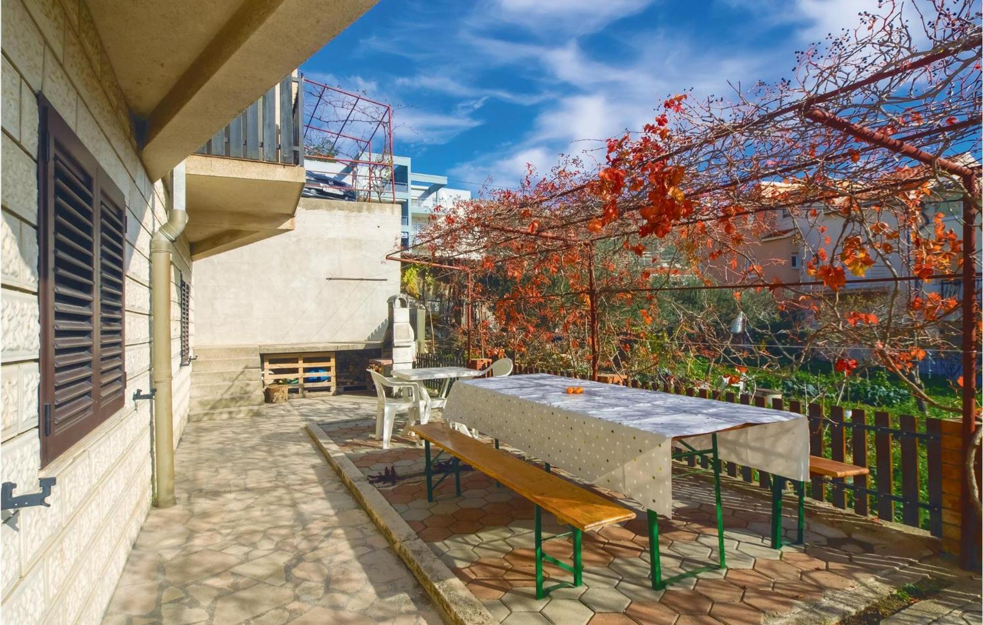 Lovely Apartment In Podstrana With Kitchen Exterior foto